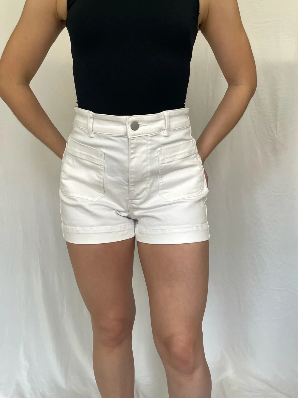 Everlane white square pockets shorts